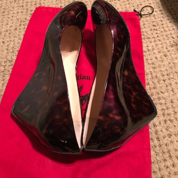 Brown tortoise shell color Louboutin wedge shoes. - Picture 4 of 5